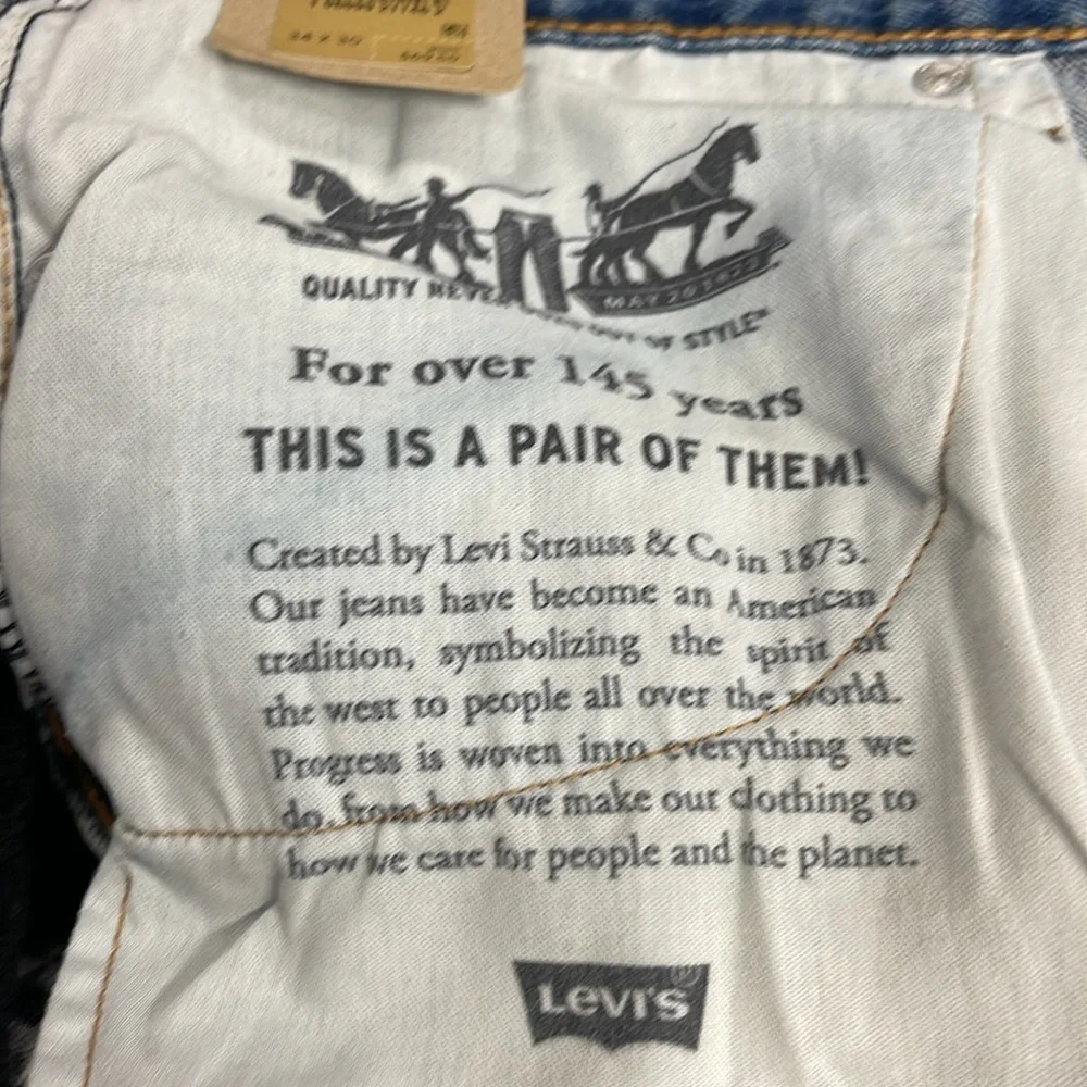 Levi’s 550 RELAXED Light Wash Distressed Jeans NWT 34/30
